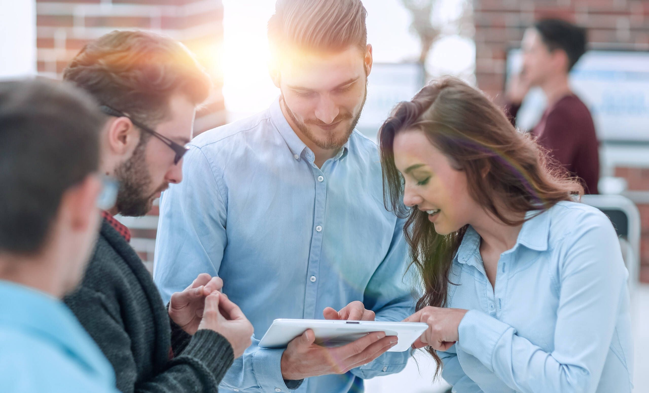 Gruppe junger Geschäftsleute bei einem Meeting im Konferenzraum – moderne Teamarbeit und Networking in professioneller Umgebung.