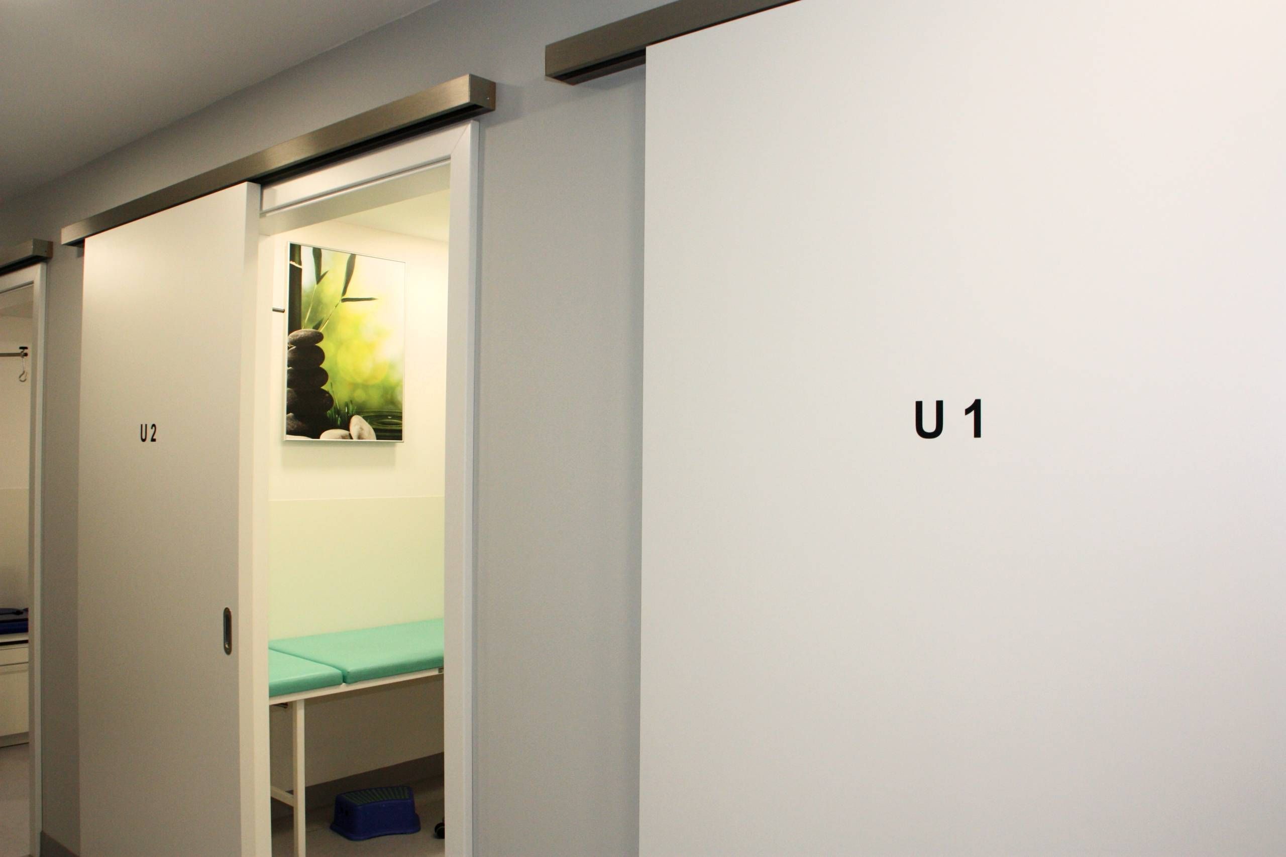 Zwei Eingangstüren zu Behandlungsräumen, Beschriftung U1, U2