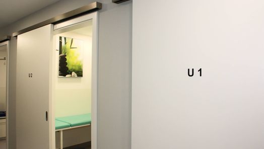 Zwei Eingangstüren zu Behandlungsräumen, Beschriftung U1, U2