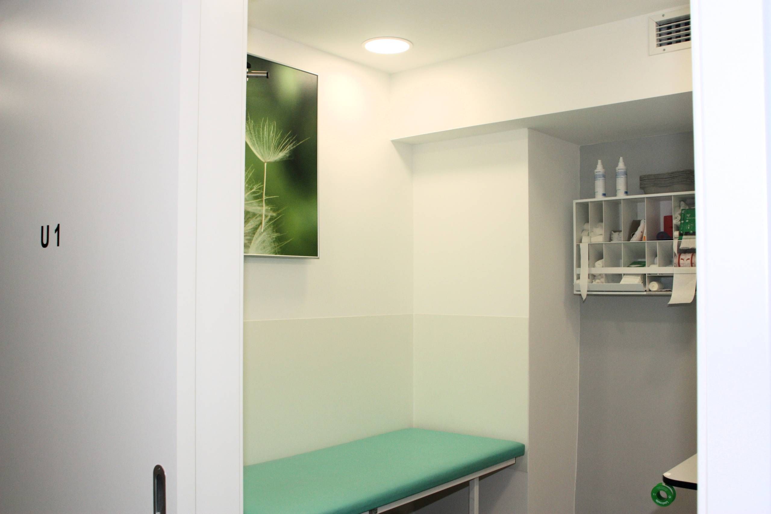 Behandlungsraum mit Liege