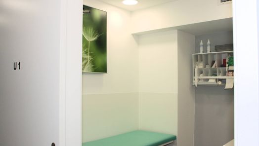 Behandlungsraum mit Liege