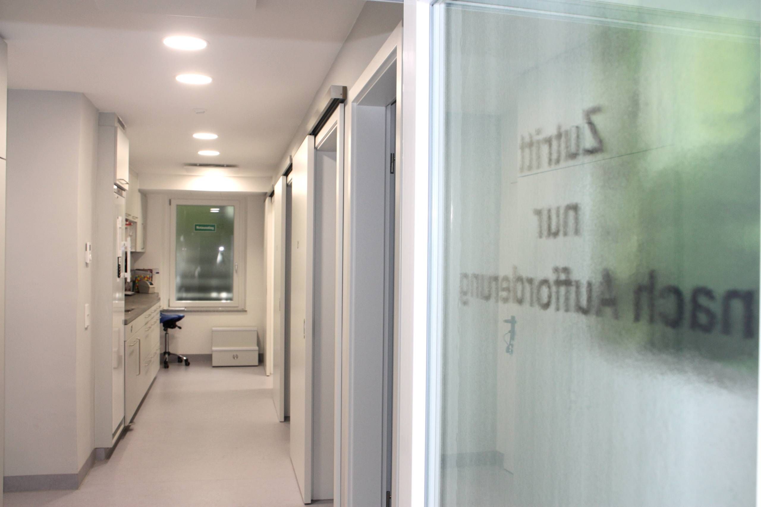 Praxisflur mit Fenster am Ende des Flurs