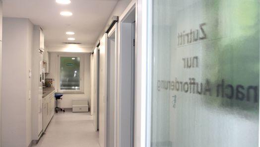 Praxisflur mit Fenster am Ende des Flurs