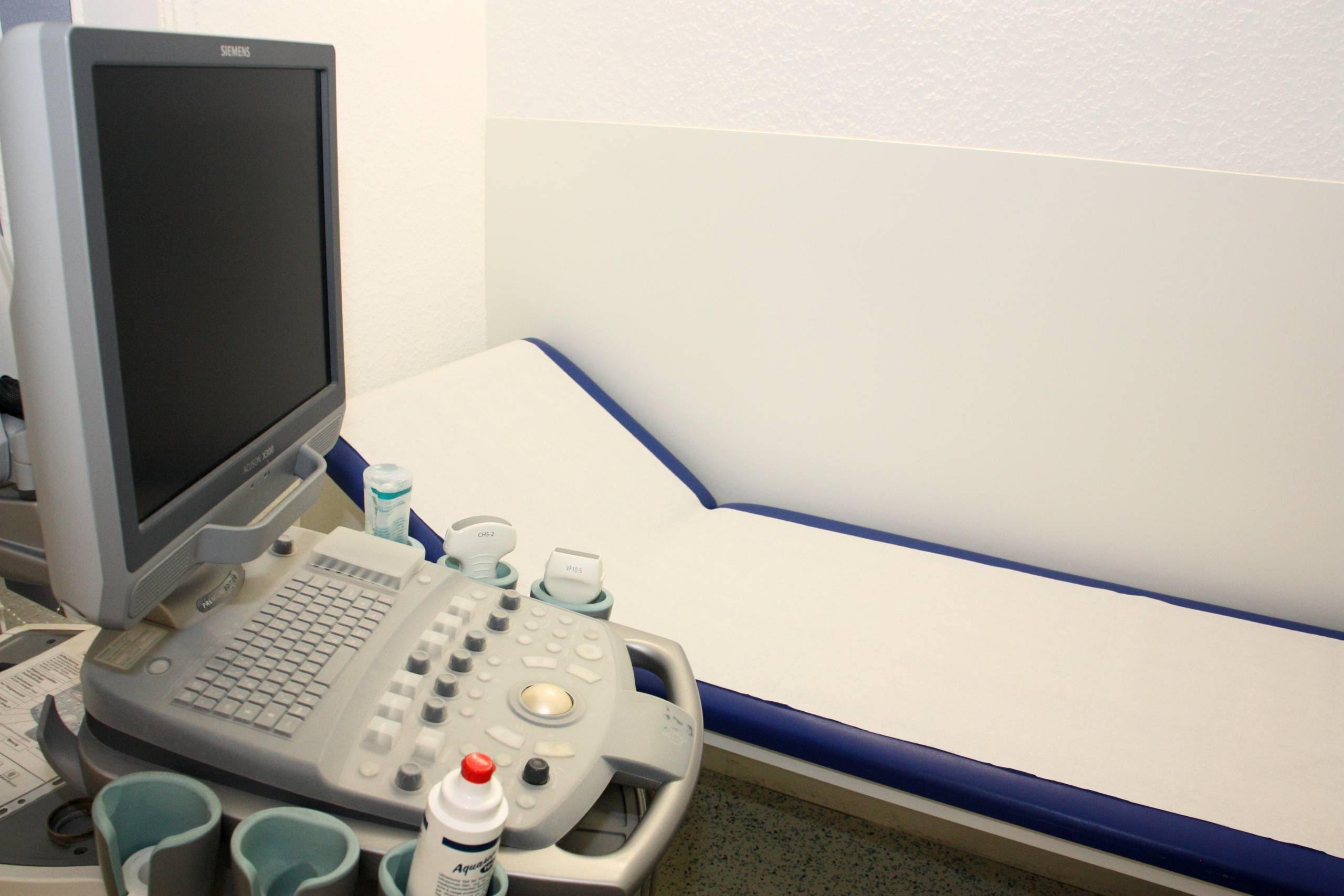 Behandlungsliege und Ultraschallgerät