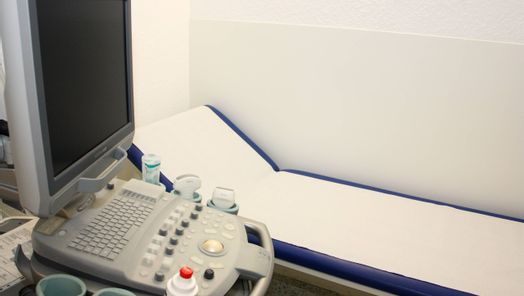 Behandlungsliege und Ultraschallgerät