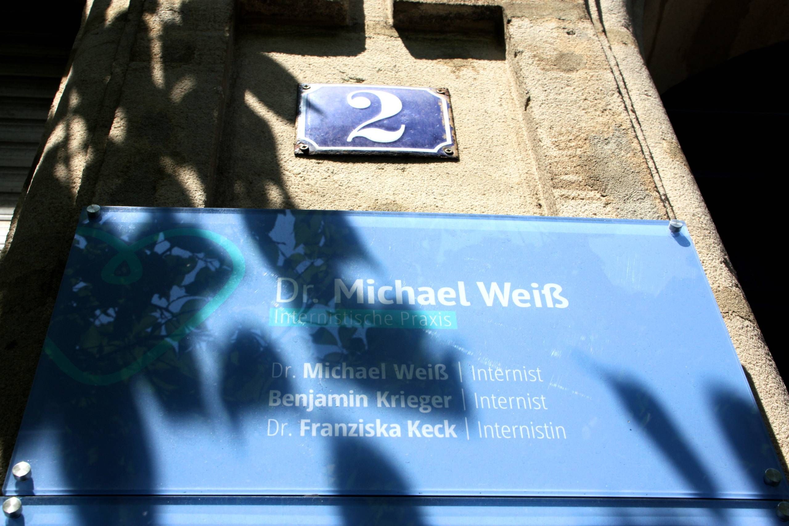 Praxisschild am Eingang