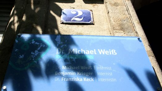 Praxisschild am Eingang