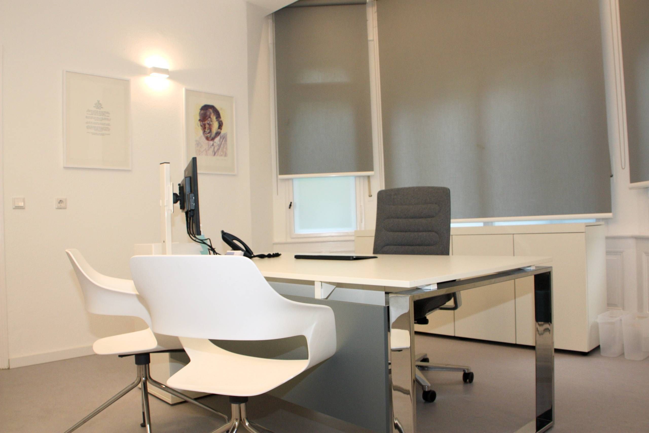 Sprechzimmer mit Tisch, drei Stühle