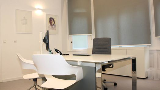 Sprechzimmer mit Tisch, drei Stühle