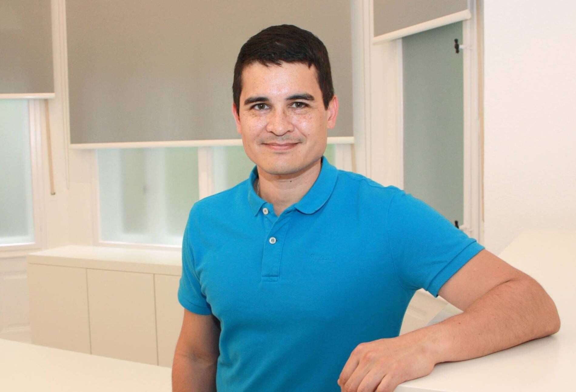 Dr. Weiß im Sprechzimmer