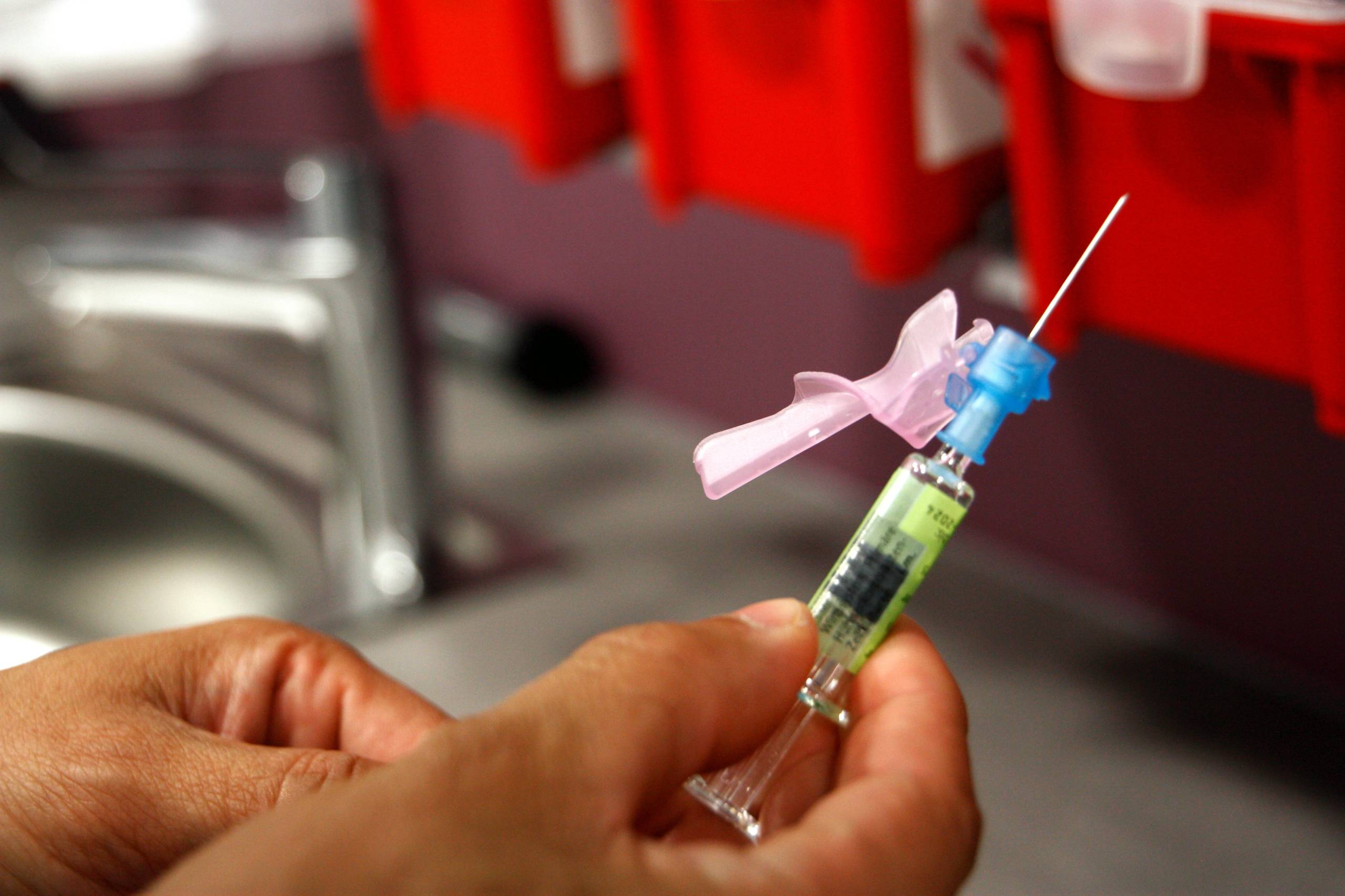 Impfstoff mit Kanüle