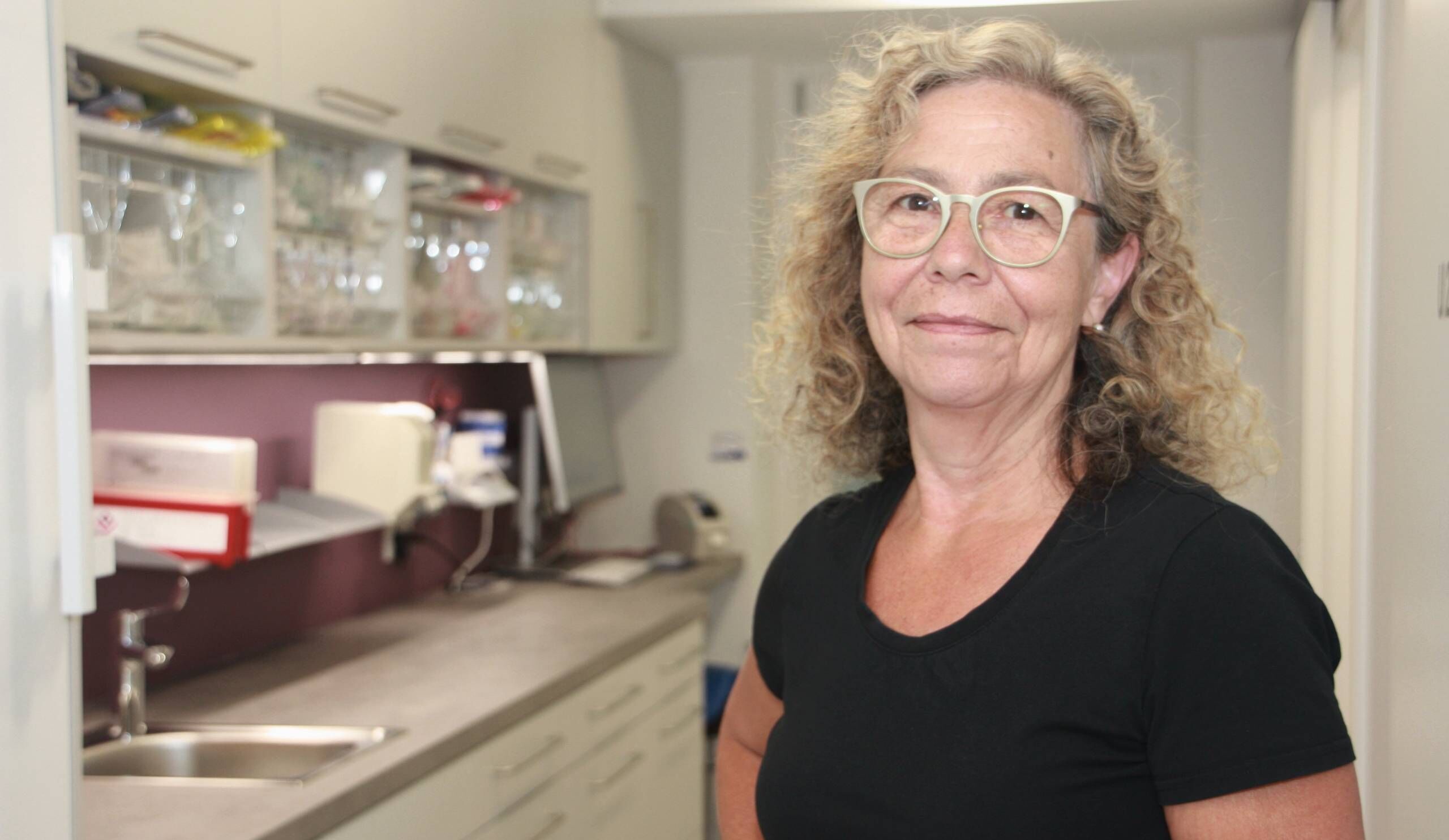 Porträt einer Mitarbeiterin im Praxisumfeld