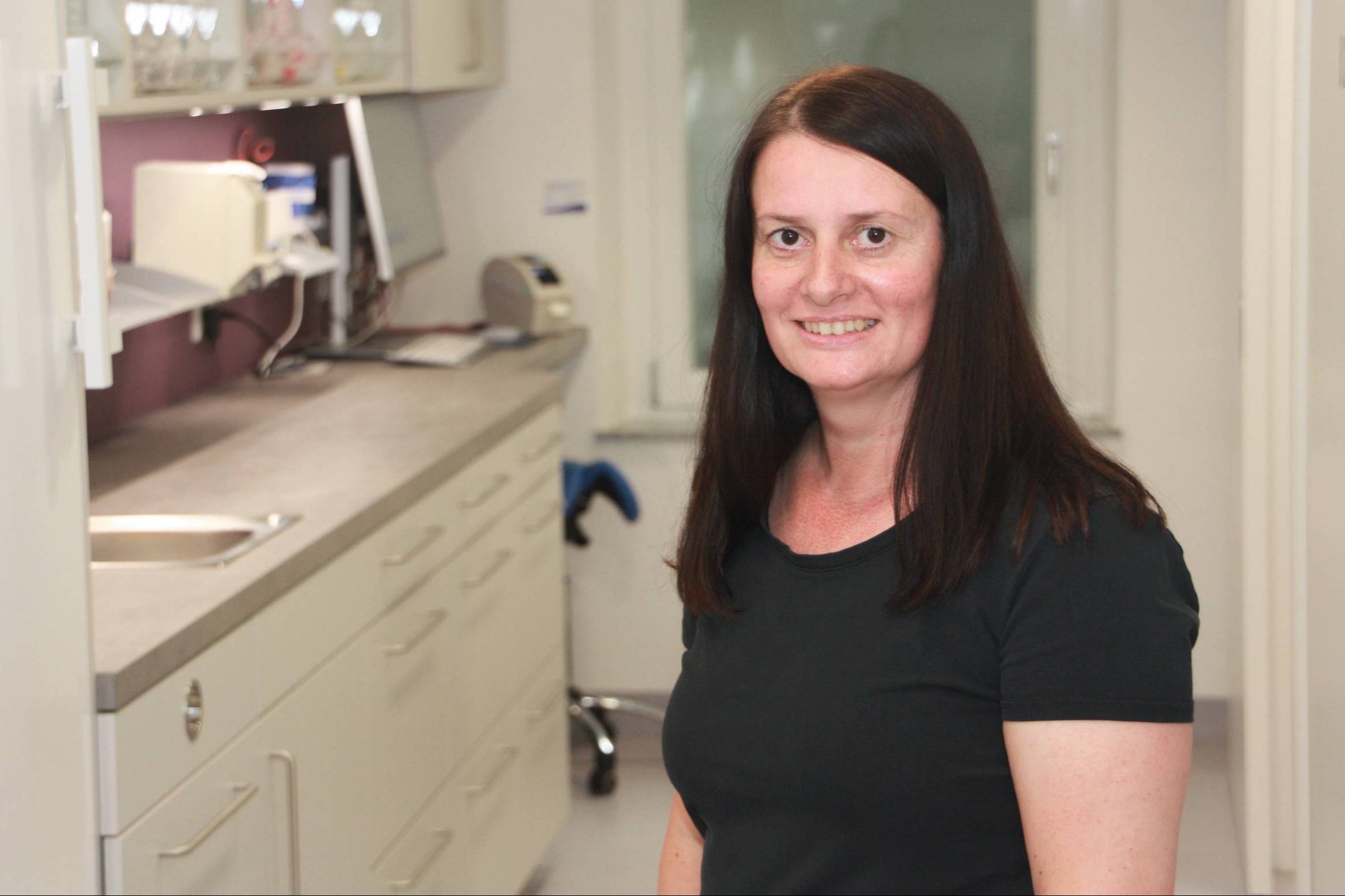 Porträt einer Mitarbeiterin im Praxisumfeld