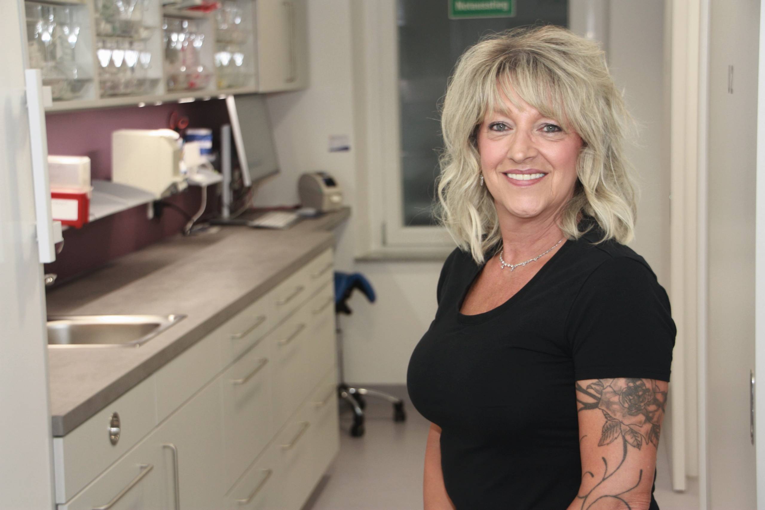 Porträt einer Mitarbeiterin im Praxisumfeld