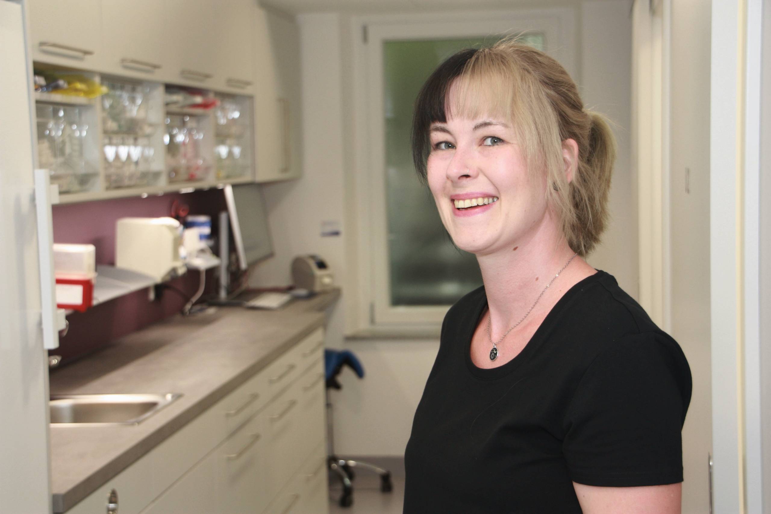 Porträt einer Mitarbeiterin im Praxisumfeld