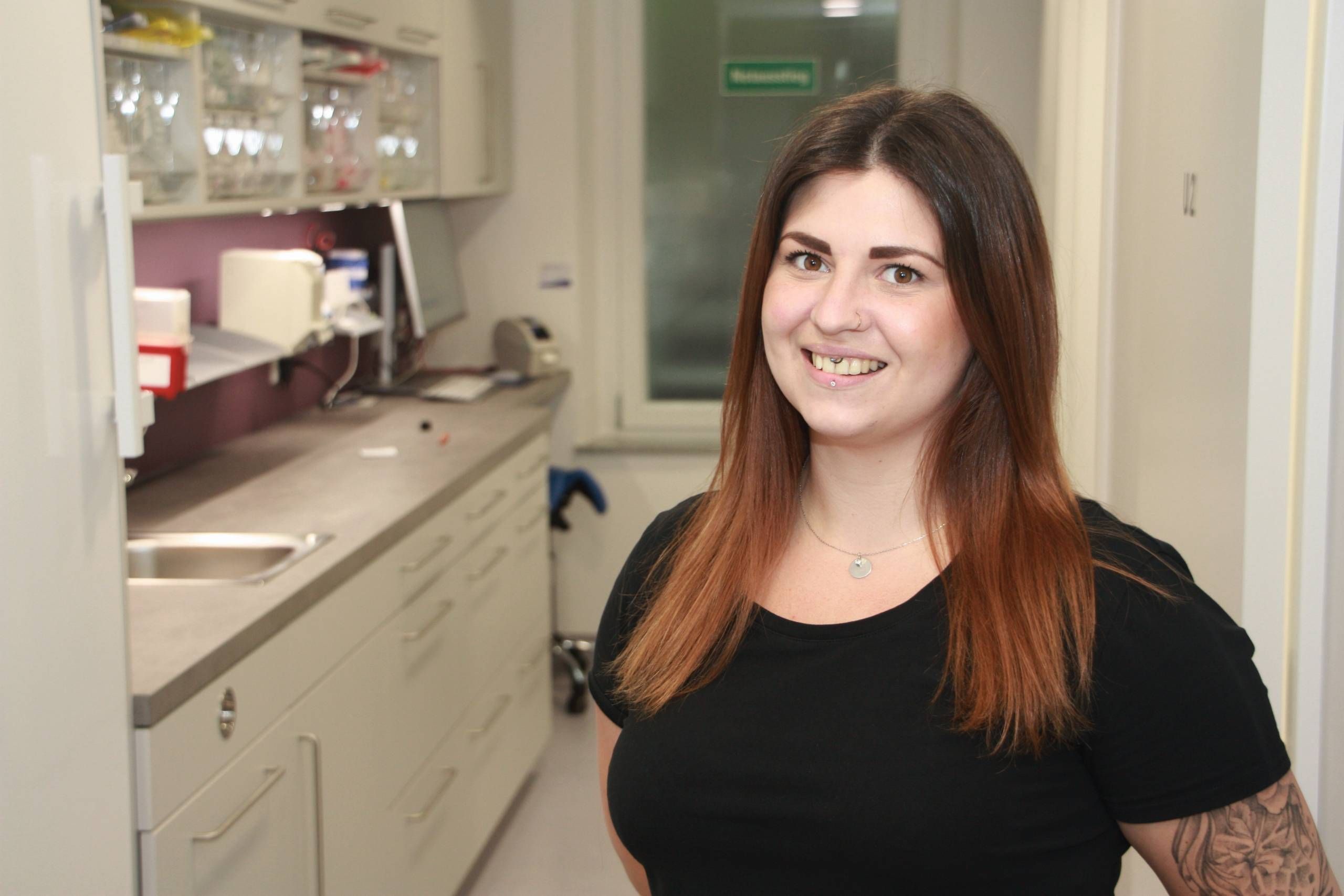 Porträt einer Mitarbeiterin im Praxisumfeld