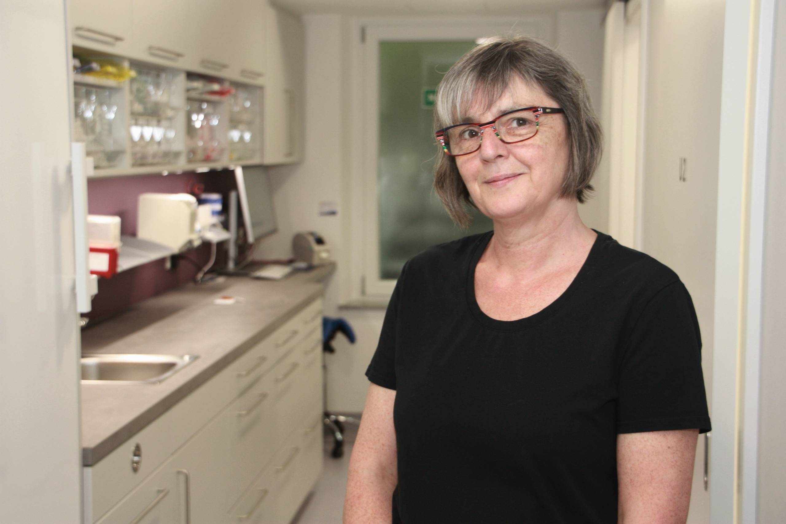 Porträt einer Mitarbeiterin im Praxisumfeld