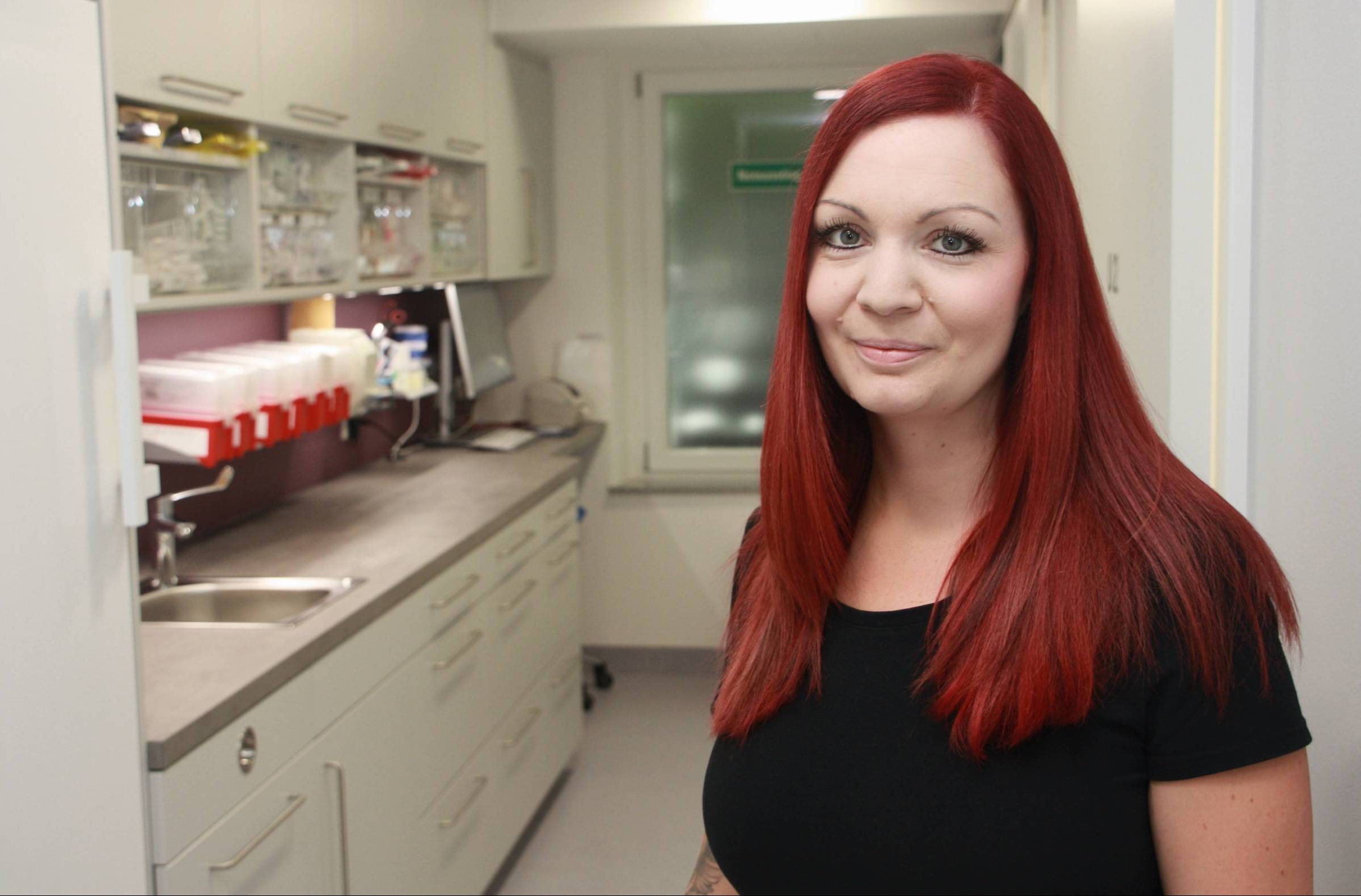 Porträt einer Mitarbeiterin im Praxisumfeld