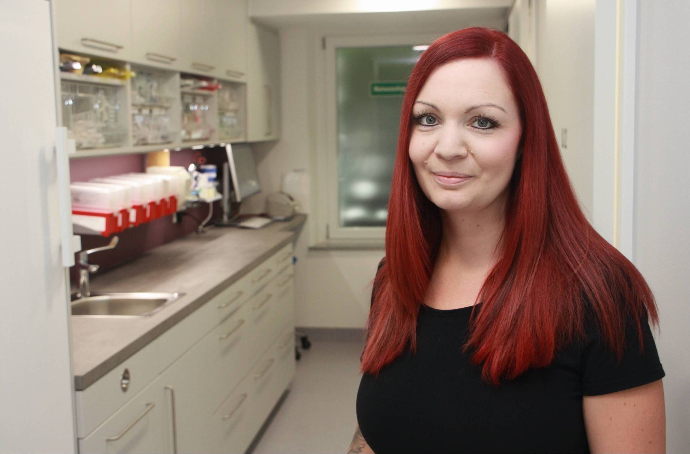 Porträt einer Mitarbeiterin im Praxisumfeld