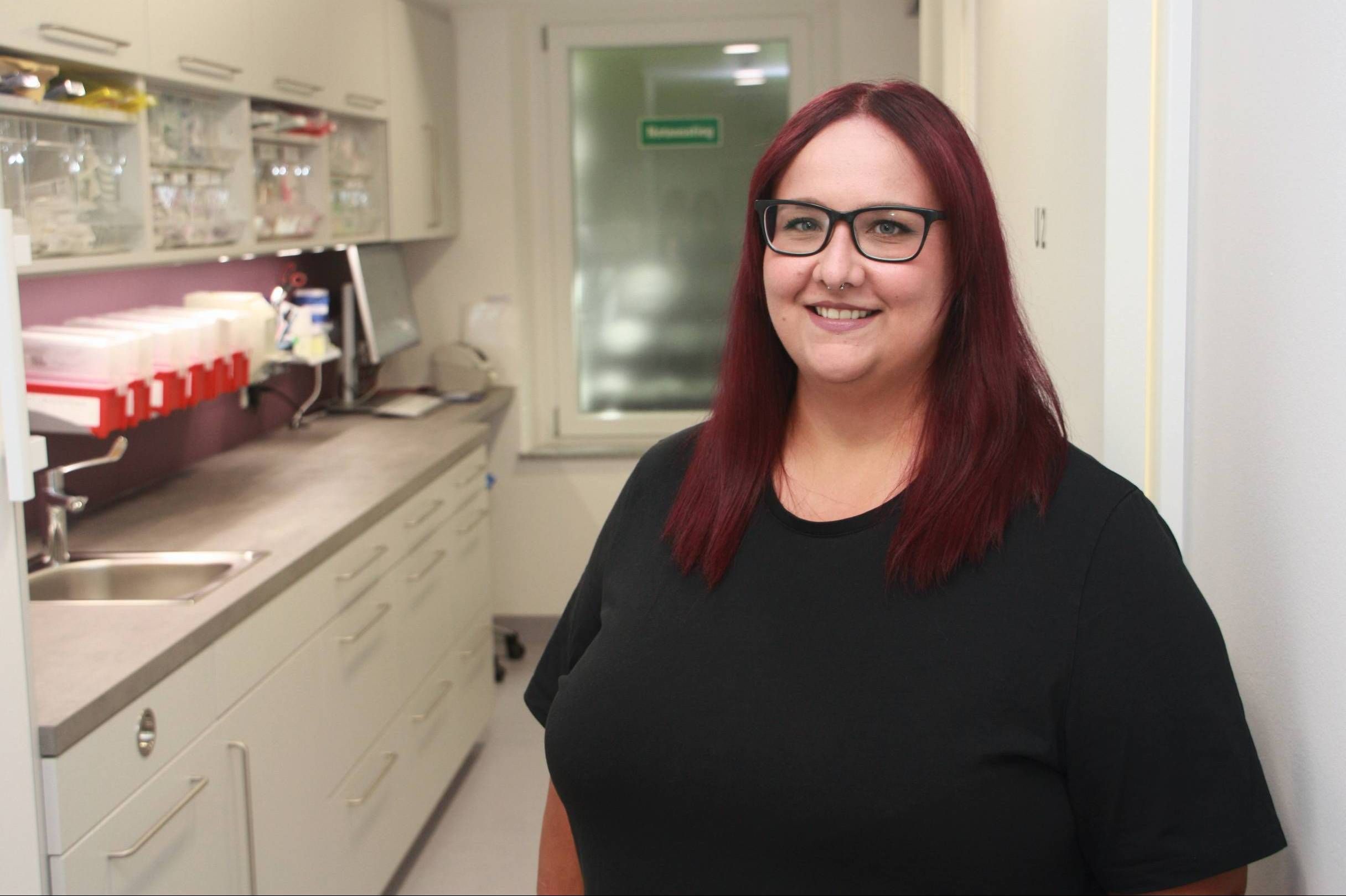 Porträt einer Mitarbeiterin im Praxisumfeld