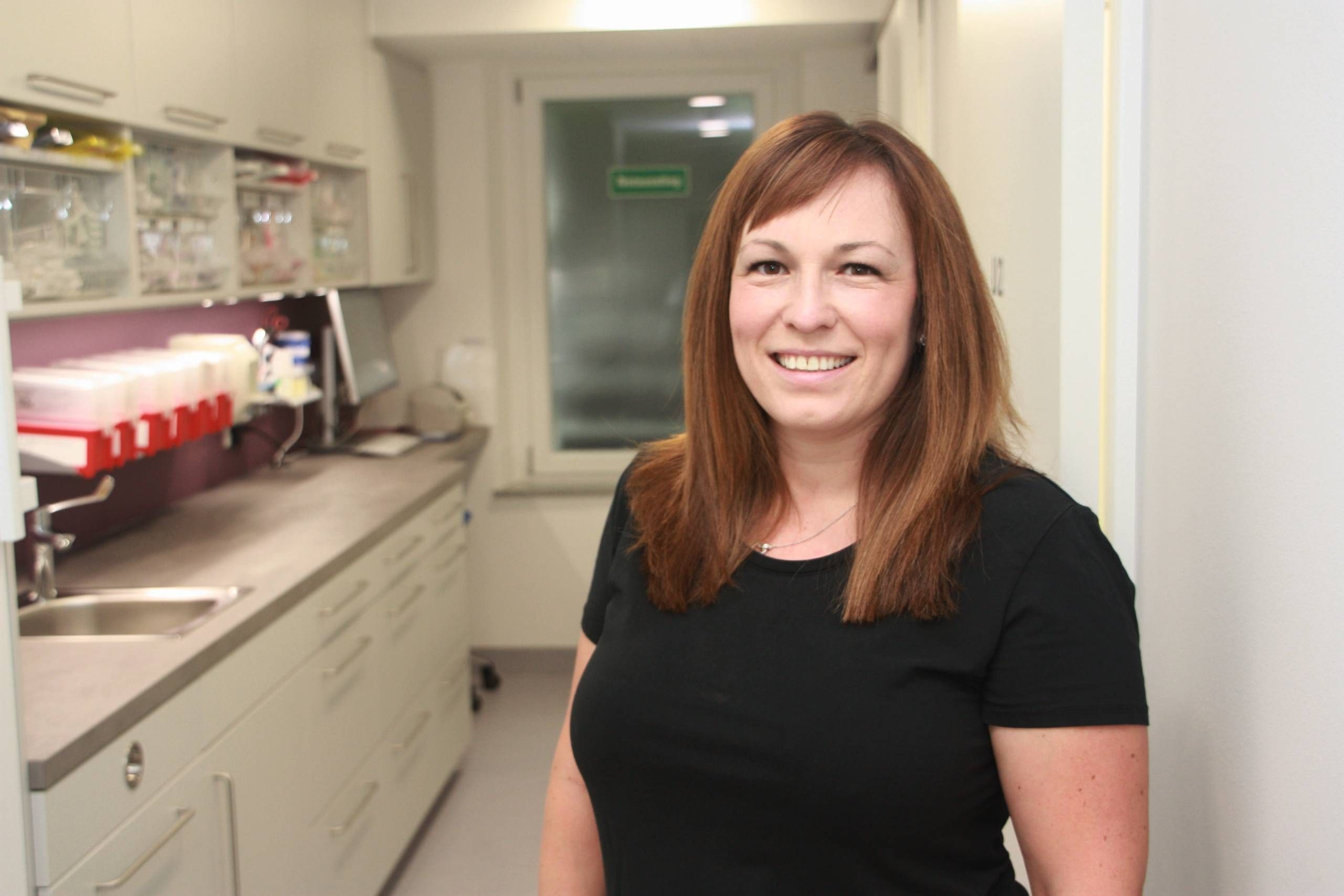 Porträt einer Mitarbeiterin im Praxisumfeld