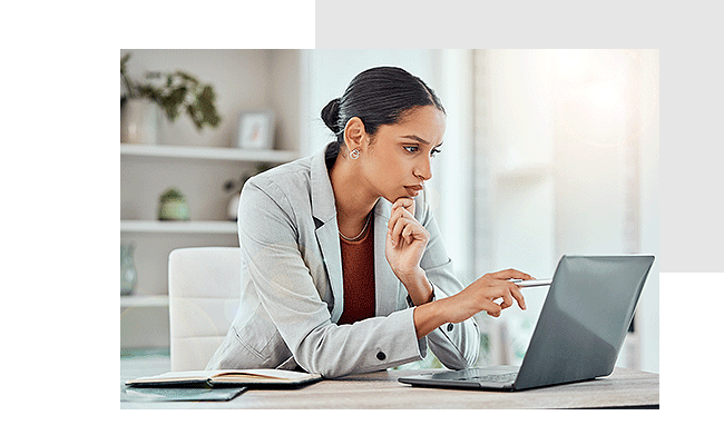 Eine Frau sitzt am Laptop und arbeitet mit der Befragungssoftware.