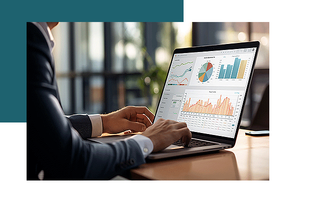 Ein Mann wertet am Laptop CES Daten aus.