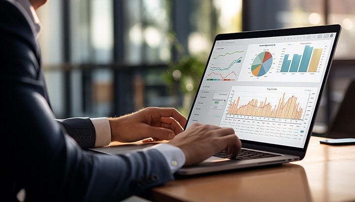 Ein Mann wertet am Laptop CES Daten aus.