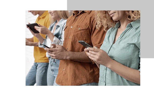 Mehrere Menschen sind am Smartphone und geben einen CES ab.