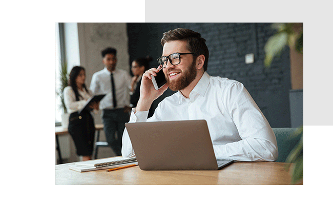 Ein Mann führt am Handy ein Gespräch zum CES.