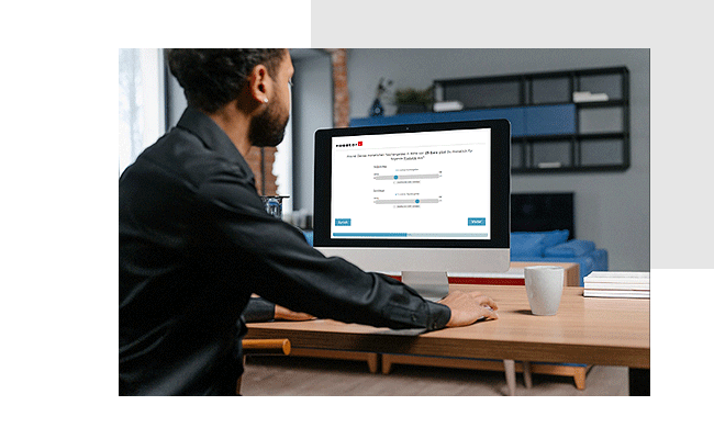 Ein Mann sitzt am Laptop und programmiert einen Fragebogen.