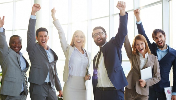 Nach einer Führungskräftebefragung jubeln die Teilnehmer.