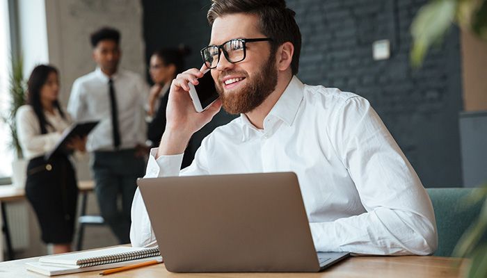 Ein Mann führt am Handy ein Gespräch zum GBU.
