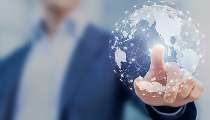 Geschäftsmann tippt auf Weltkugel für eine Internationale Kundenbefragung.
