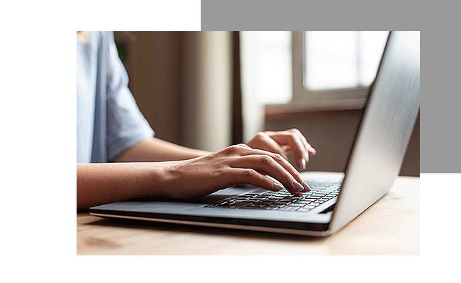 Eine Frau füllt eine Internationale Kundenbefragung am Laptop aus.