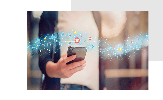Panelaufbau in nur wenigen Schritten. Eine Frau beobachtet die Performance ihres Online-Panels auf ihrem Handy.