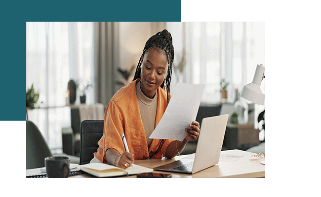 Eine Frau sitzt im Homeoffice und notiert die Ergebnisse der Statistiken der Panelsoftware.