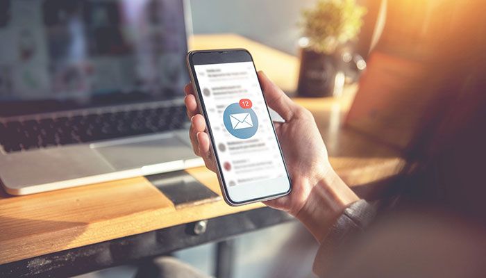 Eine Frau erhält mit dem RogMessenger eine automatisierte Einladungsmail zur