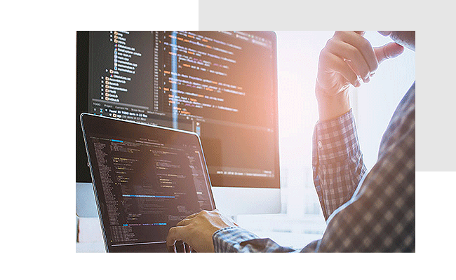 Ein Mann führt Sonderprogrammierung in einem Code-Editor an seinem Laptop durch.