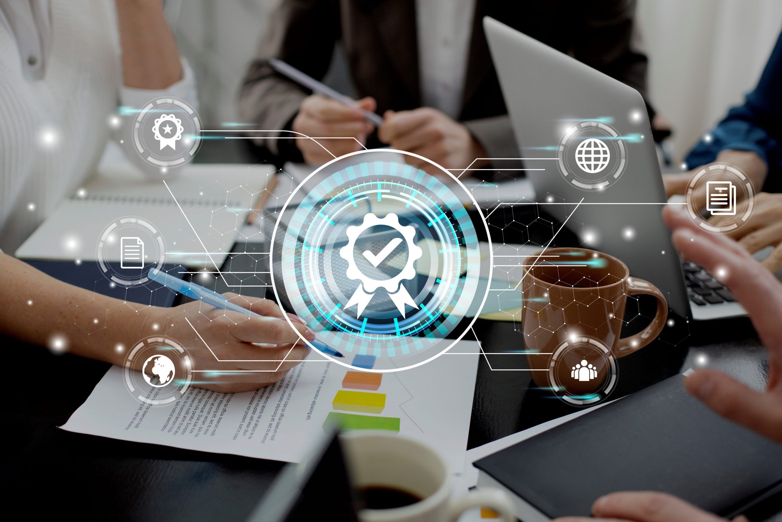Geschäftsleute sitzen an Tisch und nehmen Validierung vor, die auch für die Wirkungsmessung von Nachaltigkeitsmaßnahmen wichtig ist