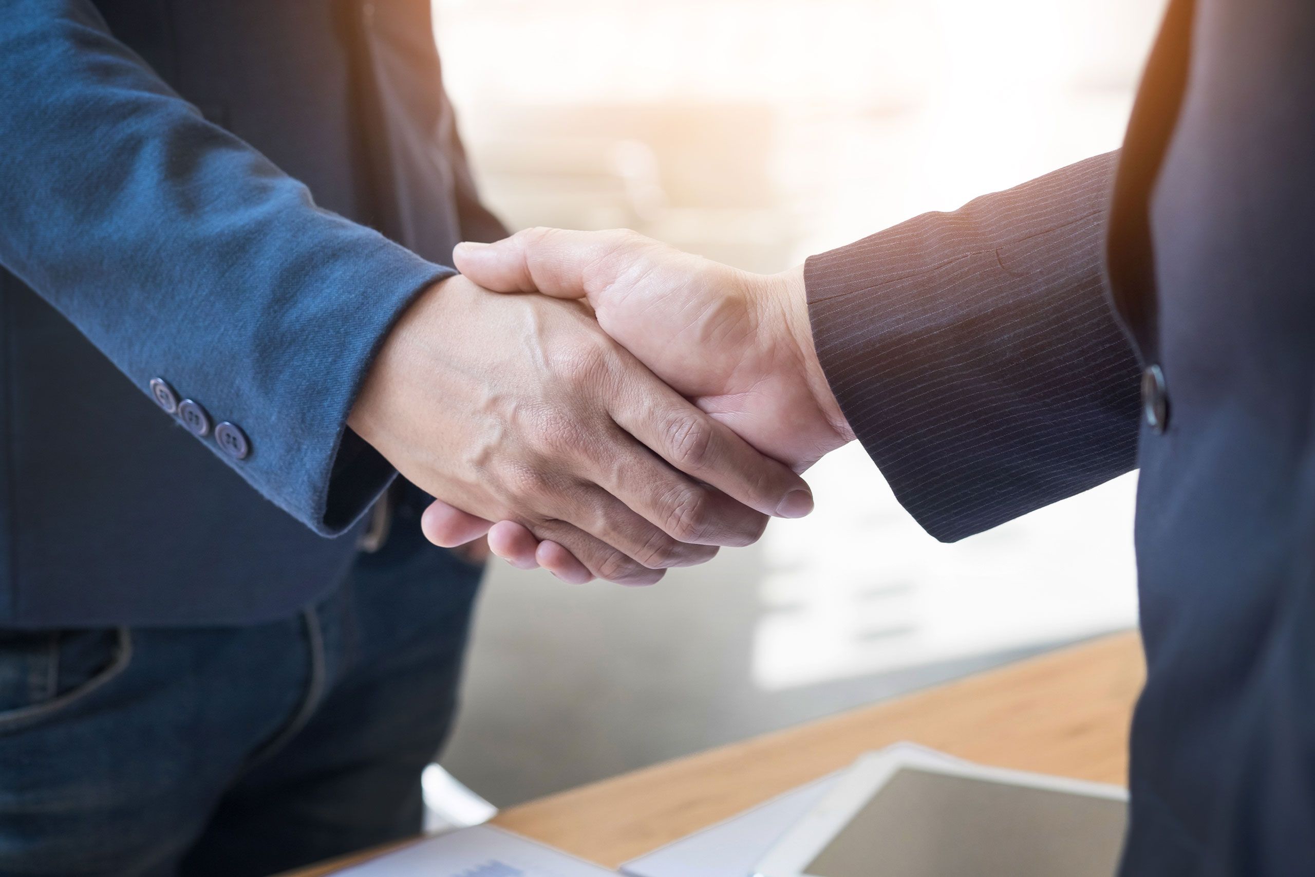 Zwei Geschäftsmänner schütteln sich die Hand und besiegeln damit ihre nachhaltige Partnerschaft
