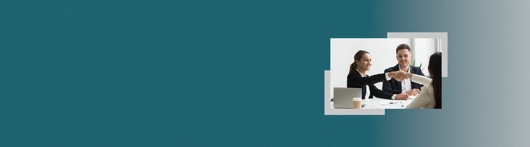 Zwei Kolleginnen schütteln sich nach positivem B2B-Kundenfeedback die Hände.