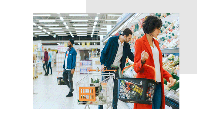 Menschen im Supermarkt suchen Lebensmittel, um anschließend B2C-Kundenfeedback abzugeben.