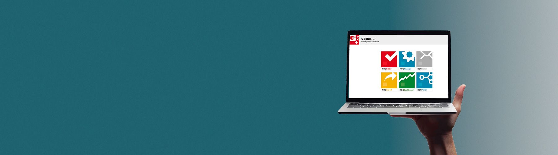 Eine Hand hält einen Laptop in die Höhe auf dem die Befragungssoftware G3Plus geöffnet ist.