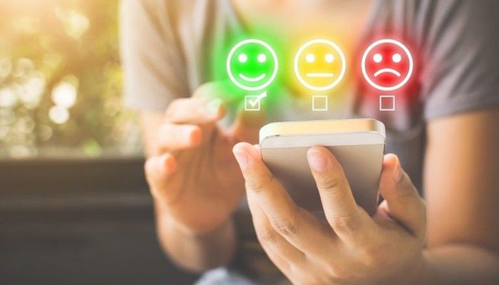 Smartphonebedienung, welche veranschaulicht wie einfach eine CSAT Umfrage sein kann