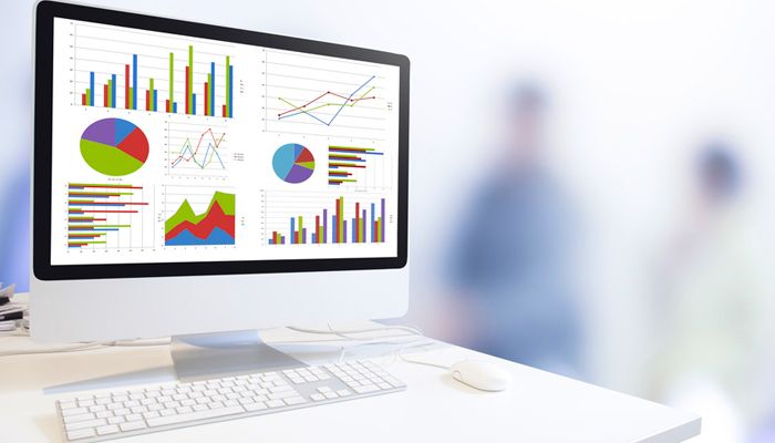 Auf einem Bildschirm sind verschiedene Dashboards geöffnet.