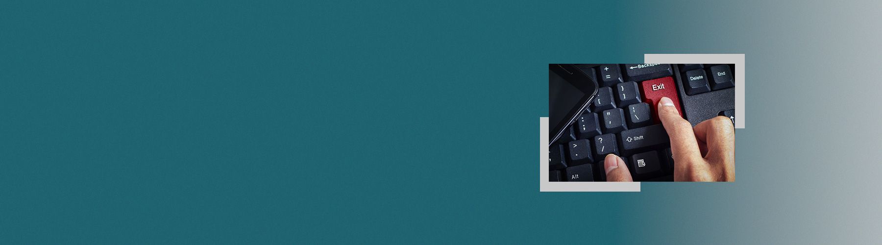 Eine Person drückt bei einer Exit Befragung auf die Enter-Taste.