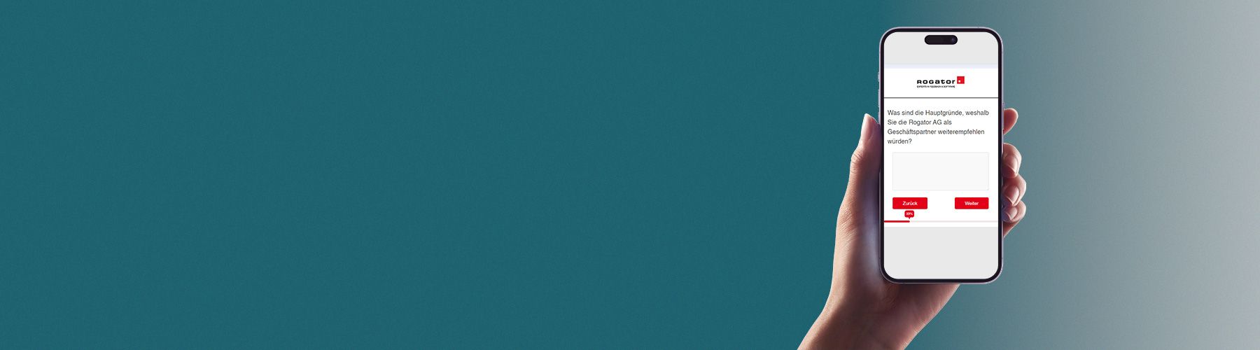 Eine Hand hält ein Smartphone bei dem die Fragebogenprogrammierung von Rogator erklärt wird.