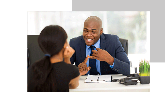 Führungspersonal sitzt am Schreibtisch und bespricht die Ergebnisse der Fühungskräftebefragung.