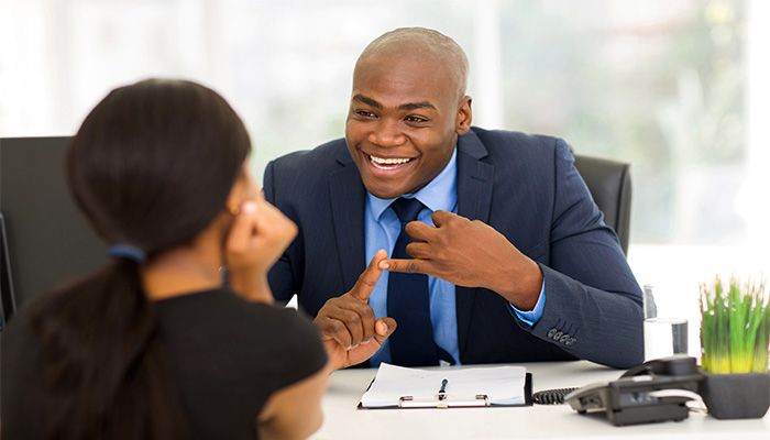 Führungspersonal sitzt am Schreibtisch und bespricht die Ergebnisse der Fühungskräftebefragung.